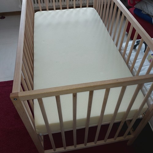 Babybett holz und matraze - holz,