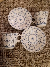 Zwei alte Tassen und zwei