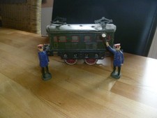 Altes Blechspielzeug Waggon Personenwagen mit Uhrwerk und Schaffner aus Nachlass