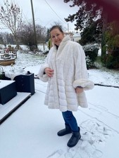 Eleganter Webpelz Mantel weiß