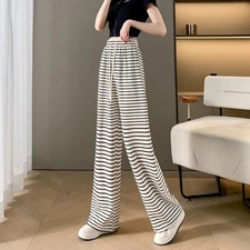 Stylische schwarz-weiß gestreifte Hose ideal für modische Frauen