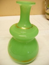 8587.   Alte Vase Opalglas