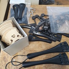 Konvolut Geigenbauer Artikel: Stege Wirbel Saitenhalter, Geigenwerkstatt