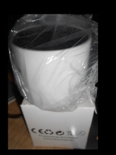 neuer kleiner Bluetooth Lautsprecher in der Farbe weiß (mit Firmenlogo)