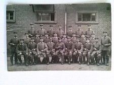 Gruppe Soldaten vor einem