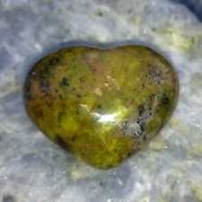 Herz grüner Chloropal Opal Rohstein Pistazienopal green Opalith Nontronit Zen B