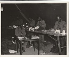 US Army Soldaten mit Stahlhelm Munition Ausrüstung im Zelt Original 25x20 Foto