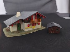 Modelleisenbahn Spur HO 1:87 fertiges Landhaus mit kleiner  Hütte   von Faller