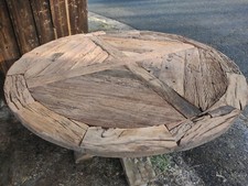 alter geschnitzter Tisch