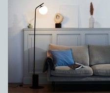 Stehleuchte mit Glaskugel, schwarz - Lampenschirm aus weiss satiniertem Opalglas