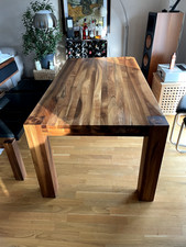 Nussbaum-Esstisch massiv mit Sitzbank