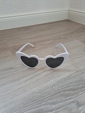Stylische Herzbrille – weiß, verdunkelte Gläser, Top-Zustand