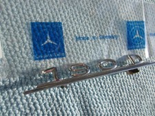 MERCEDES-BENZ W110 HECKFLOSSE 190D RADIOSCHACHT-ABDECKUNG TYPENSCHILD CHROME