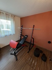 Hantelbank mit Hanteln und Klimmzugstange 