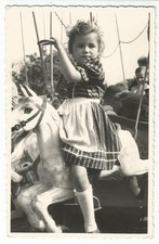Kind mit Karussellpferd, Foto