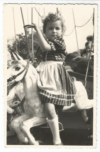 Kind mit karussellpferd - kind, foto