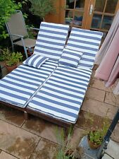 Sonnenliege für zwei Personen mit Polsterauflagen, blau-weiß,