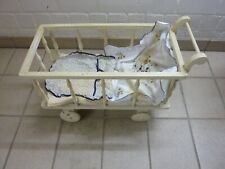 alter, weisser Holz-Kinderbollerwagen