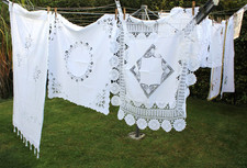 Konvolut Tischdecken Läufer Bezugskissen alt Handarbeit/Gehäkelt/Bestickt/Spitze