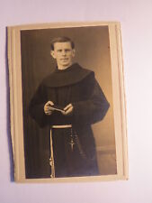 Mann mit Buch und Kreuz an Kette - Geistlicher - Mönch in Kutte Mönchsgewand CDV