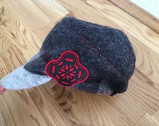 Mütze Kappe Schurwolle grau rot Blume Einheitsgrösse hinten Gummizug Sportalm
