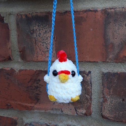 Huhn auf schaukel auto spiegel - schaukel,