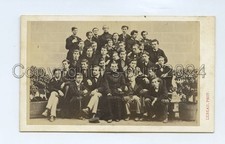 Große Gruppe junge Männer