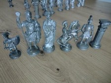 32 Massive SCHACHFIGUREN AUS