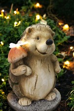 Solarleuchte Igel mit Schmetterling 33,5 cm in Holzoptik Gartenfigur Solarlampe