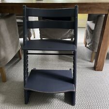 Stokke Tripp Trapp Hochstuhl, Midnight-Blue-lasiertes Holz