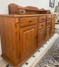 Sideboard: Lange Holzkommode mit Aufsatz