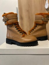 Isolierte Lederstiefel