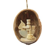 Nuss mit Reiterlein hängend