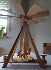 Erzgebirge: Weihnachtspyramide mit geschnitzten Rehen - Neuware aus DDR-Zeit