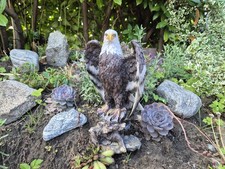 Figur Adler auf Stamm Skulptur