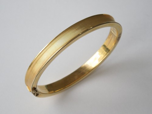 Armreif goldfarben gerillt