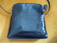 Kleines schwarzes Lackleder