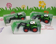 Traktor mit Gabel, Pflug und