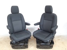 Innenausstattung Sitze mit Türkartensatz und Konsolensatz Ford Transit Mk8 Facelif