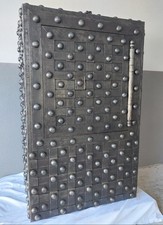 *+ Großer antiker Tresor