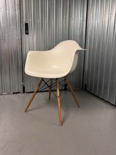 Vitra Eames Plastic Armchair DAW, weiß, Gestell Esche / schwarz