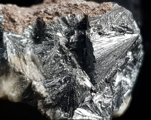 Pyrolusit mit calcit top - ☆pyrolusit, calcit💎top