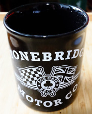 "STONEBRIDGE MOTOR CO." (ROCKWELL SCHRIFT) ACE CAFE LONDON TASSE