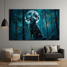 Heulender Wolf im Wald vor