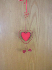 Metallherz mit Holzherz zum