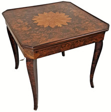 Älterer Spieltisch mit