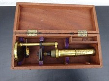 Altes Mikroskop mit Kiste