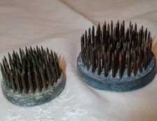 Zwei Alte Blumensteckigel