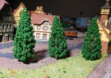 20  dunkelgrüne Tannen