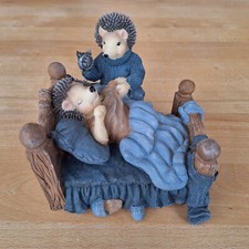 Deko Igel Mecki Figur mit Bett